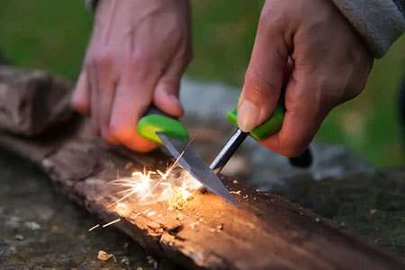 Survival-Training, alpiner Notfall, Notsignal, Outdoor-Nächtigen